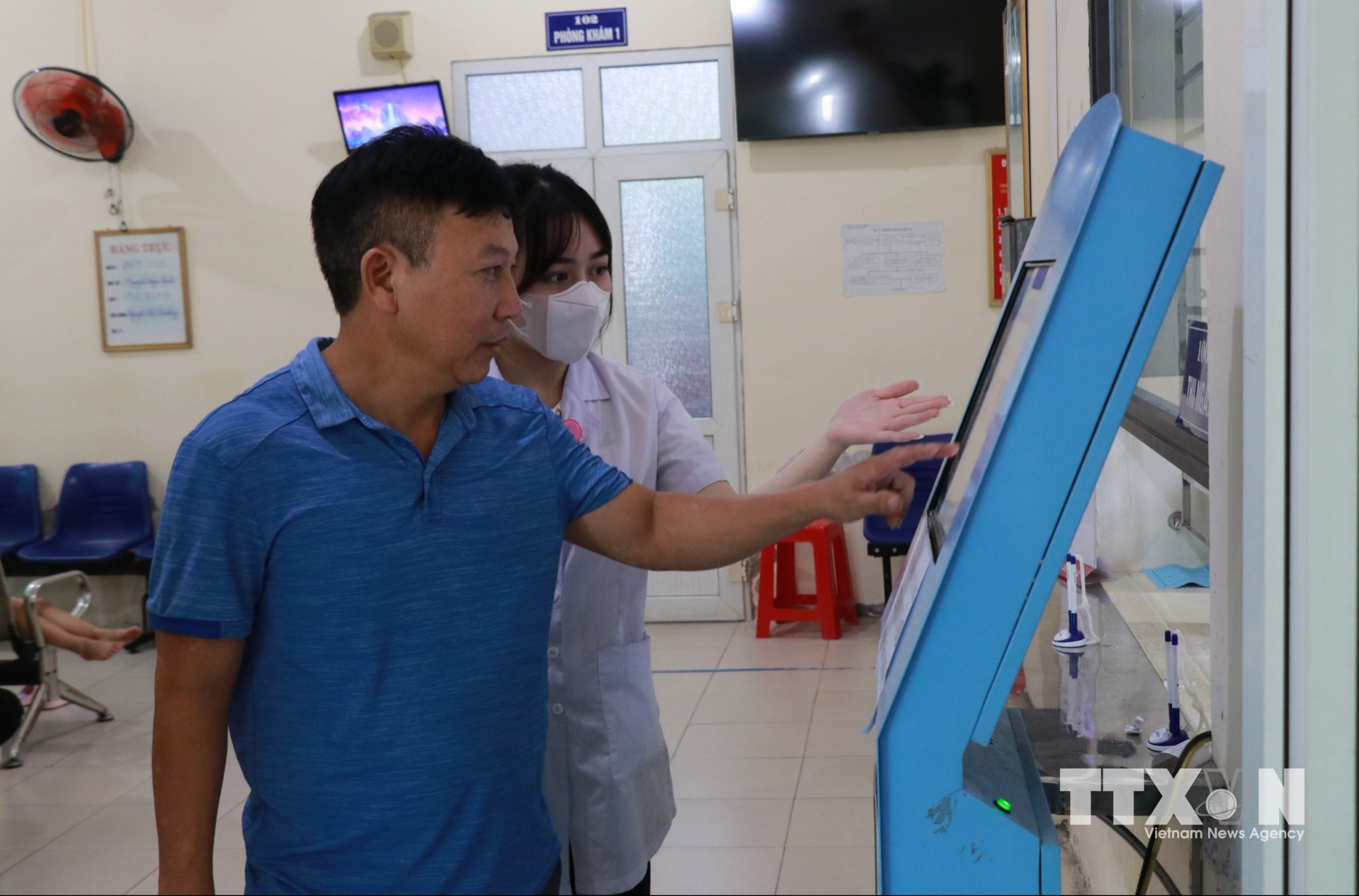Người dân lấy số thứ tự khám bệnh tại Bệnh viện Da liễu Nam Định (Ninh Bình). (Ảnh: Nguyễn Lành/TTXVN)